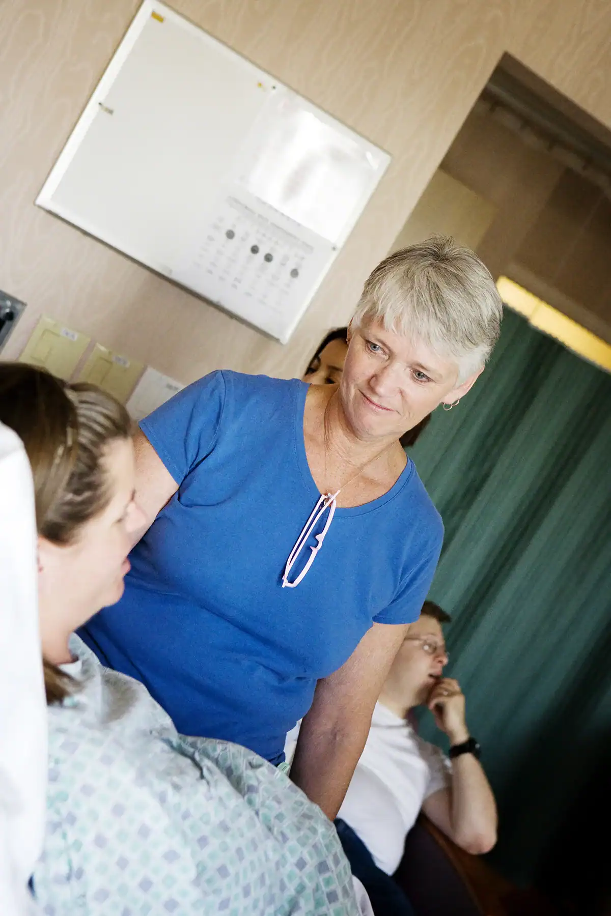 tracy hartley, the birth doula, comforting her client a hospital birth.