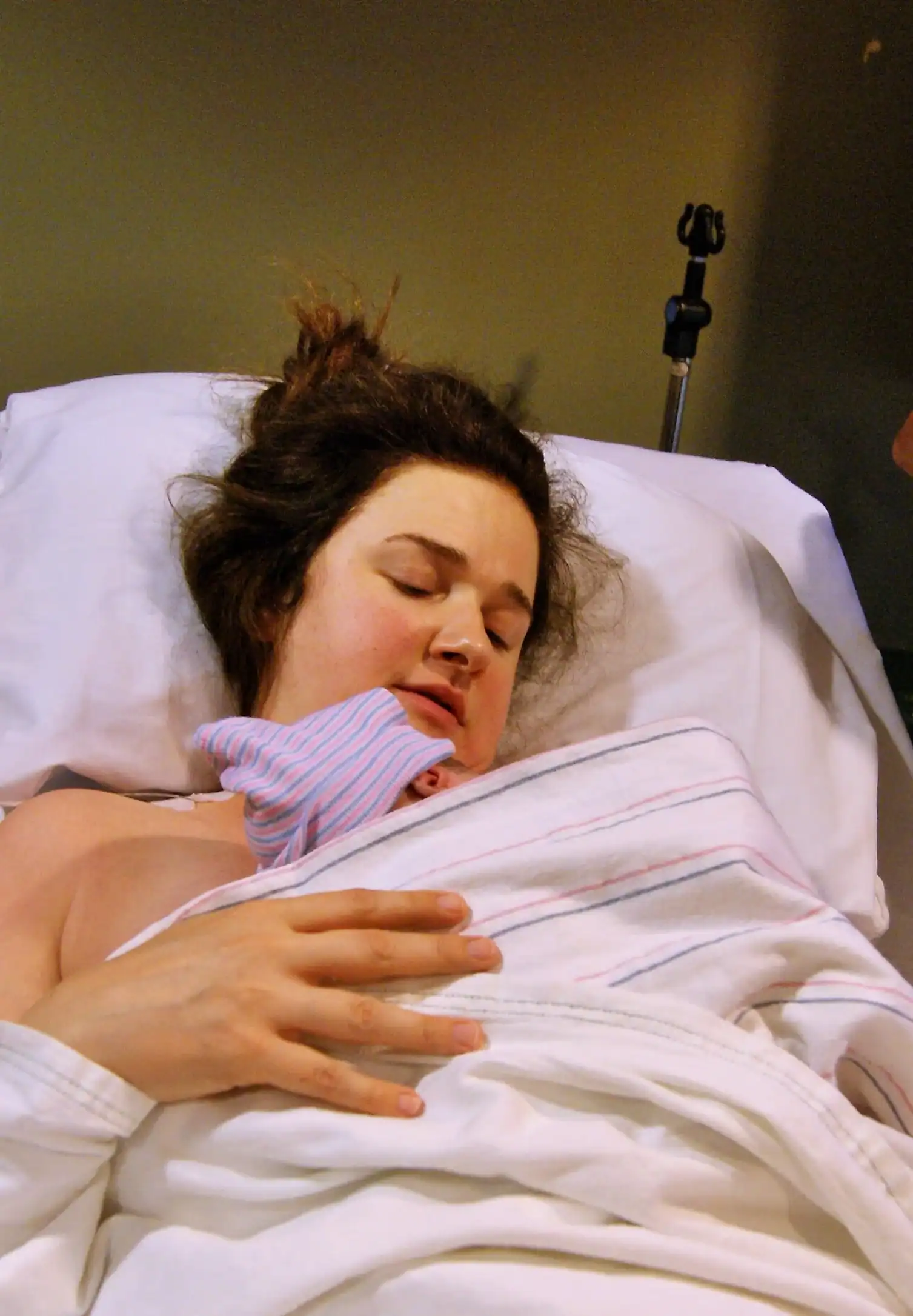 Postpartum support by a professional doula for new mothers.